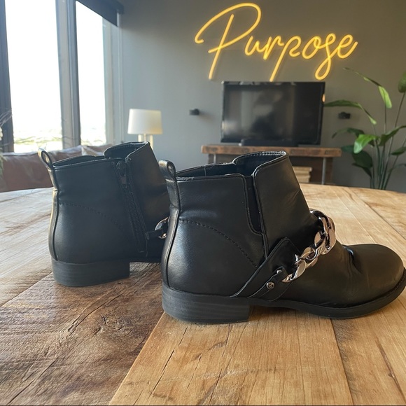 Silver chain black leather ankle flat booties - Picture 5 of 5